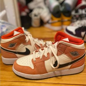 Jordan Retro 1 mid orange suede